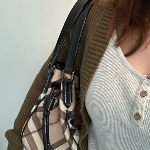 Luxurious Authentic Burberry Large Novacheck Tote - Picture 5 of 14